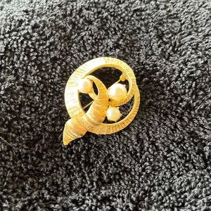 Vintage KARU Gold Tone and Pearl Brooch